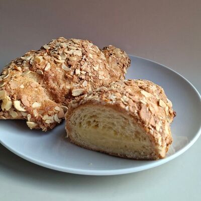 Круассан королевский с миндальным кремомв Круассан Дорэ по цене 300 ₽