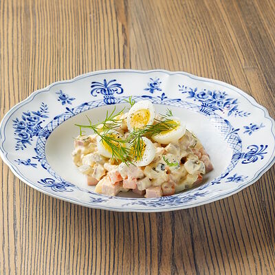 Домашний Оливье с докторской колбасой в Онегин дача по цене 720 ₽