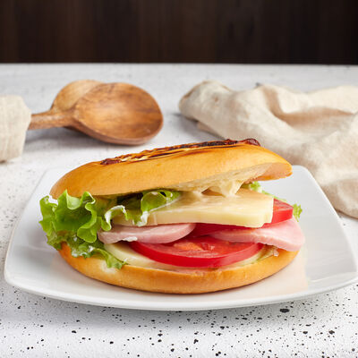 Сэндвич с ветчиной и сливочным сыром в Синнабон по цене 470 ₽