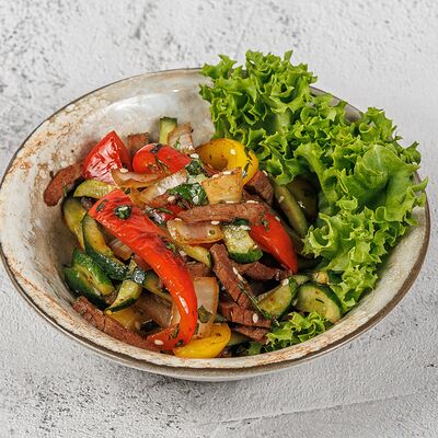 Теплый салат с говядиной в Вплов по цене 590 ₽