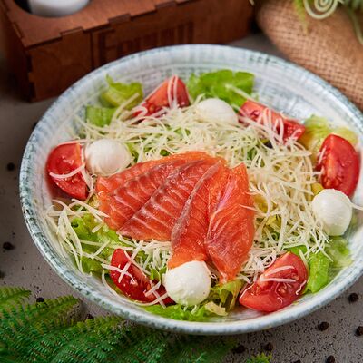 Салат с форелью и моцареллой в Рестобар Ферум по цене 390