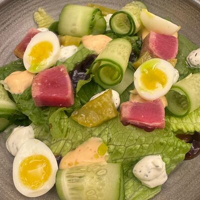 Листья салата с тунцом и спайси-соусом в Острова по цене 570 ₽