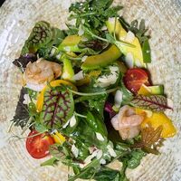 Салат с персиком и креветкойв IGUANA
