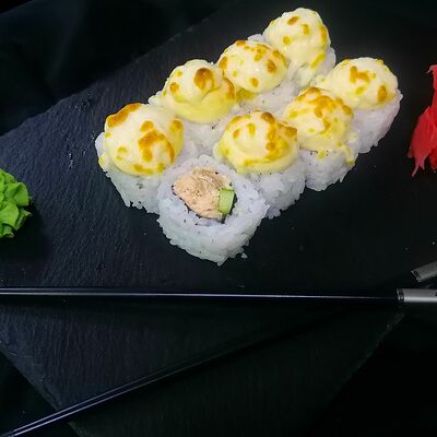 Запеченный с жаренным лососем в Sushiko по цене 310 ₽