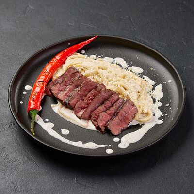 Стейк с пастой в перечном соусе в По Чесноку по цене 880 ₽