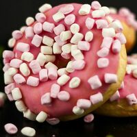 Донат розовый с маршмэллоу в Пекарня Буханка