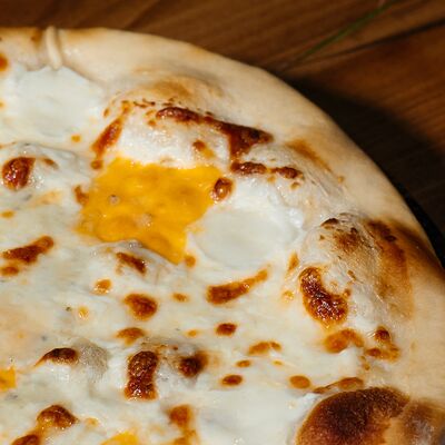 Четыре сыра (25 см) в Cream Soda по цене 790 ₽