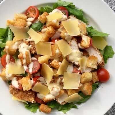 Салат Цезарь с курочкой в Поедем поедим по цене 350 ₽