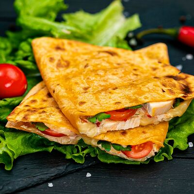 Кесадилья с курицей в УГОЛЬ&МЯСО по цене 461 ₽