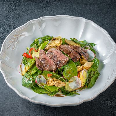 Стейк салат со шпинатом и жареными артишоками в Florentini City Café по цене 1790 ₽