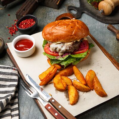 Бургер фирменный с говядинойв 8 seconds pub по цене 990 ₽