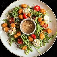 Салат с креветками в темпуре в Vnori