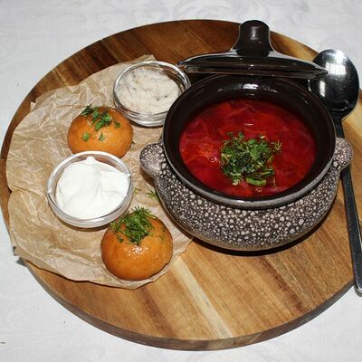 Борщ с говядиной в Каравелла по цене 250 ₽