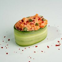 Фреш гункан с копчёным лососем, спайси и зелёным луком в ЁБИСАН