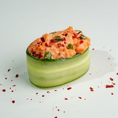 Фреш гункан с копчёным лососем, спайси и зелёным луком в ЁБИСАН по цене 539 ₽