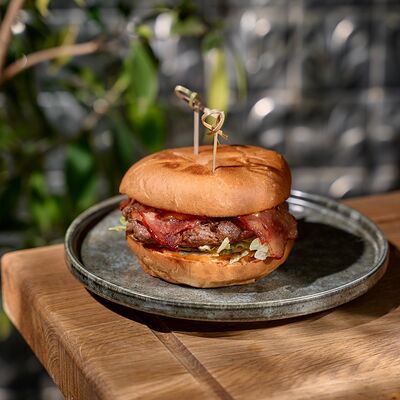 Бургер с яблочным BBQ в Мунк по цене 1025 ₽