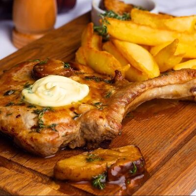 Стейк из свинины с картофелем в Мама Рома по цене 695 ₽