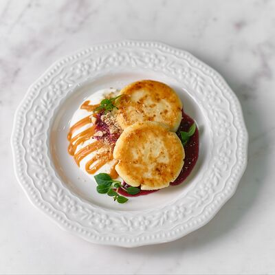 Сырники из рикотты со сметаной и вареньем в Кафе Элмэт по цене 299 ₽