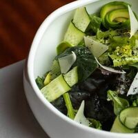 Большой зелёный салат в Опера