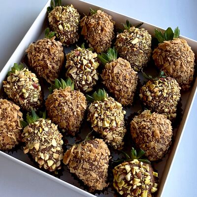 Клубника в молочном шоколаде с миндалем и вафельной крошкой в Lipatik sweets по цене 2690 ₽