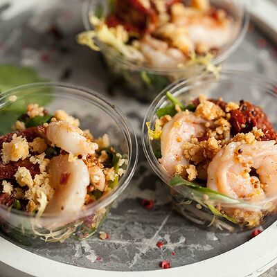 Салат с креветками, киноа, томатами и копченым сулугуни, 6 шт. в Svekla Catering по цене 1630 ₽