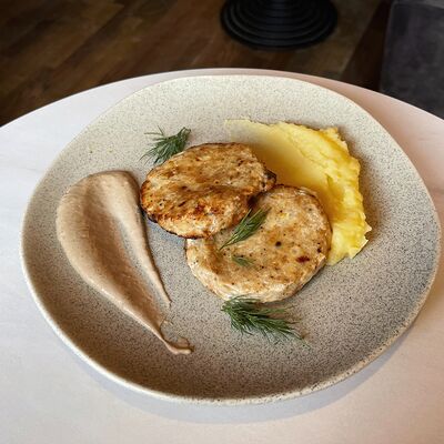 Куриные котлеты с грибным соусом в Блеск по цене 445