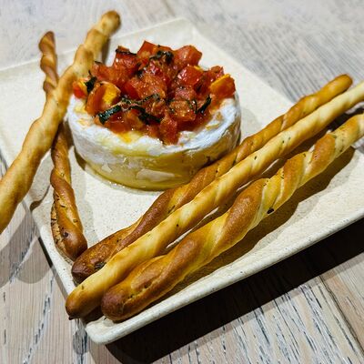 Камамбер запеченный с томатами в Сквер по цене 870 ₽