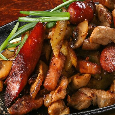 Картофель, жаренный с мясом и колбасками в Shveik по цене 645 ₽