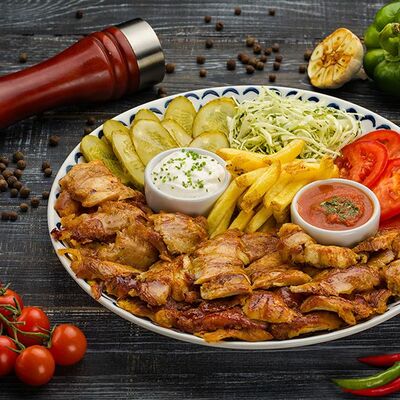 Донер-кебаб на тарелке в Grill city по цене 350 ₽