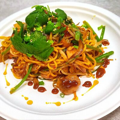 Лапша пшеничная с цыплёнком и бобовым соусом в Bamboo по цене 720 ₽