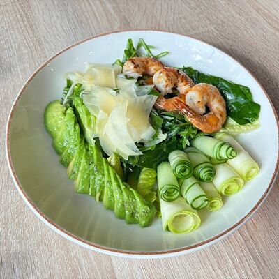Зеленый салат с креветками и авокадо в Pasta Verde по цене 1390 ₽