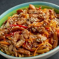 Wok с филе куриного бедра в Takkami