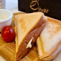 Горячий сэндвич с курицей и сыром в Silver