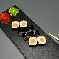 Ролл с копченым лососем в Sushi time