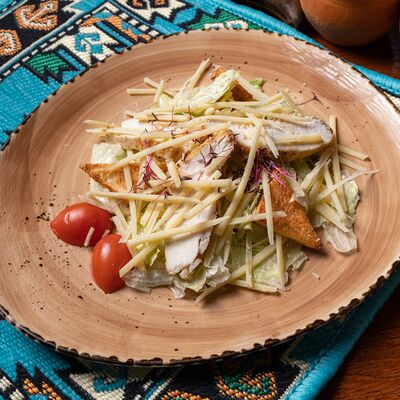 Салат Цезарь с куриным филе в Пхали по цене 660 ₽