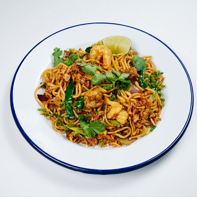 Яичная лапша с курицей и креветками по-сингапурски в Китайка по цене 640 ₽