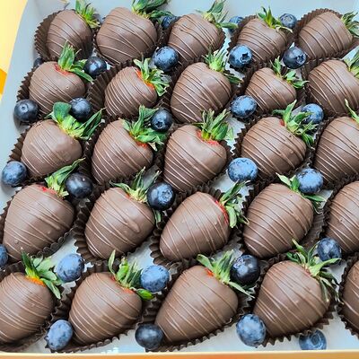 Клубника в шоколаде Callebaut №165-25 в TRIKOROBOCHKI по цене 3000 ₽