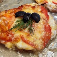 Свиная отбивная с томатами под сырной шапкой в Бистро шеф