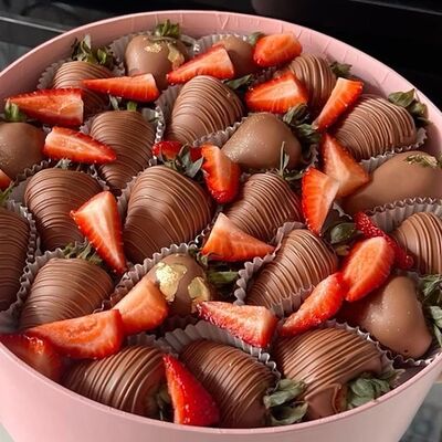 Набор в круглой коробкев Mosdesserts по цене 5200 ₽