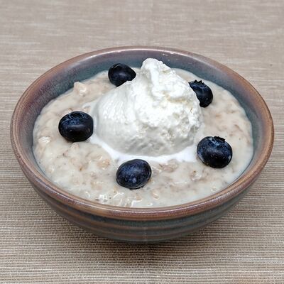 Каша овсяная с пломбиром и ягодами в Кафе-пекарня Susser по цене 295 ₽