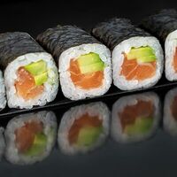 Ролл с лососем и авокадо в Sushi Sticks