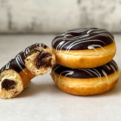 Донат с шоколадной начинкой в Пекарня Тартин по цене 139 ₽