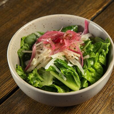 Хрустящие листья салата с овощами в Потроха по цене 358