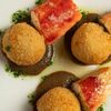 Фаланга краба с крокетами из корня сельдерея и соусом из сморчков в Padron по цене 3950