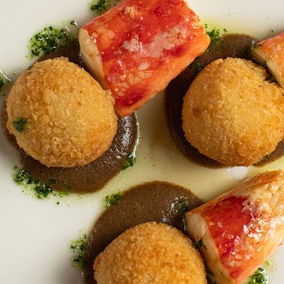 Фаланга краба с крокетами из корня сельдерея и соусом из сморчков в Padron по цене 3950 ₽