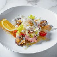 Теплый салат с морепродуктами в Romano