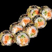 Теплый ролл с лососем в Zushi