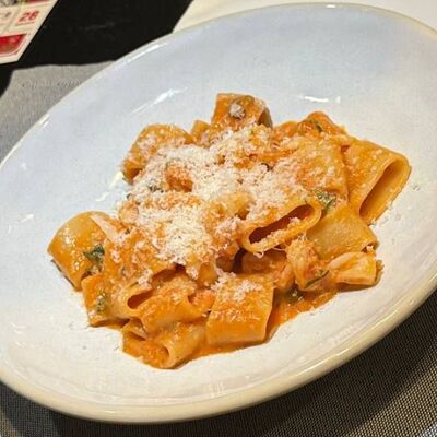 Паста каламарата с креветками в томатном соусе в Tutti I Giorni по цене 1350 ₽