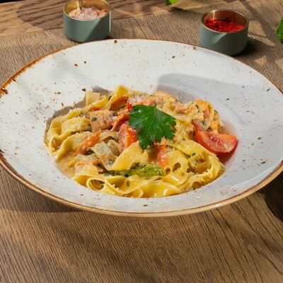 Феттуччине с лососем и спаржей в Blackberry по цене 792 ₽