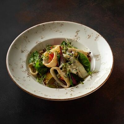 Салат с кальмаром и соусом Вителло Тонатто в MeatBarrique по цене 900 ₽